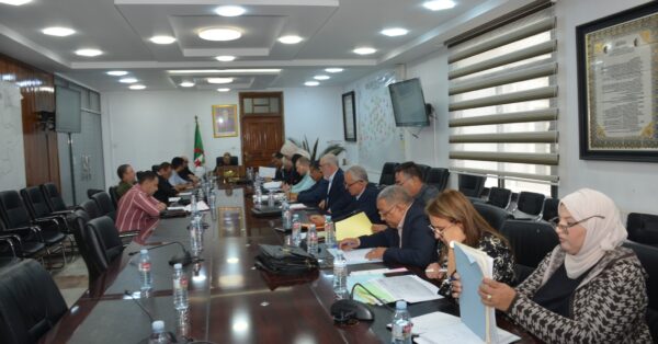 إجتماع اللجنة الولائية المكلفة بمتابعة وتطهير المشاريع الاستثمارية  إجتماع اللجنة الولائية المكلفة بمتابعة وتطهير المشاريع الاستثمارية