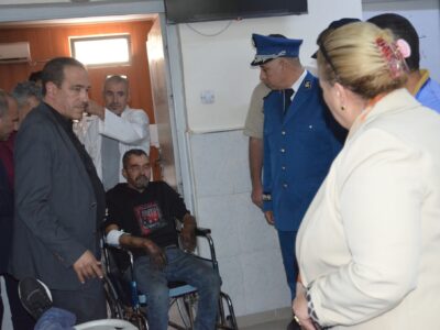 السيدة والي الولاية تطمئن على الوضعية الصحية للمصابين وظروف التكفل بهم السيدة والي الولاية تطمئن على الوضعية الصحية للمصابين وظروف التكفل بهم