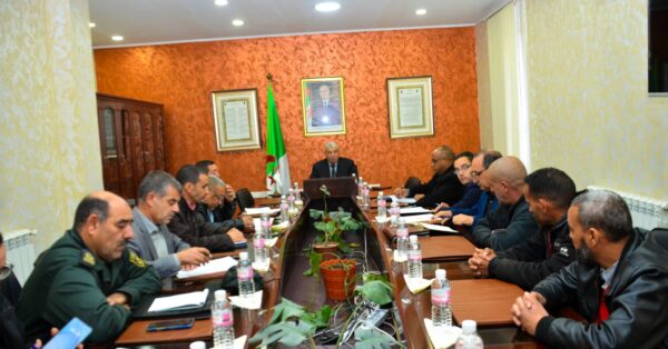 جلسة عمل خُصصت لمتابعة وضعية مشروع إنجاز الطريق الاجتنابي لبلدية الدهوارة جلسة عمل خُصصت لمتابعة وضعية مشروع إنجاز الطريق الاجتنابي لبلدية الدهوارة