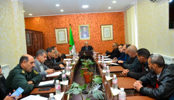 جلسة عمل خُصصت لمتابعة وضعية مشروع إنجاز الطريق الاجتنابي لبلدية الدهوارة جلسة عمل خُصصت لمتابعة وضعية مشروع إنجاز الطريق الاجتنابي لبلدية الدهوارة