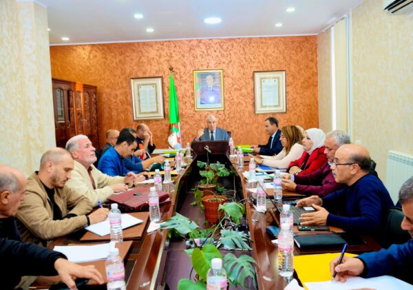 جلسـة عـمل مع مجـلس إدارة وتسيير المؤسسة العمومية لتسيير مركز الردم التقني جلسـة عـمل مع مجـلس إدارة وتسيير المؤسسة العمومية لتسيير مركز الردم التقني