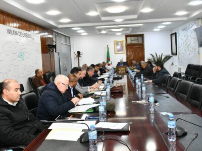 اجتماع تحكيمي خصّص لدراسة المشاريع المقترحة والمتعلقة بصيانة وتهيئة الطرق البلدية بعنوان سنة 2026