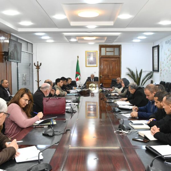 جلسة عمل خصصت لمتابعة تقدم أشغال مشاريع التهيئة الحضرية على مستوى كل من بلديتي الركنية وهيليوبوليس