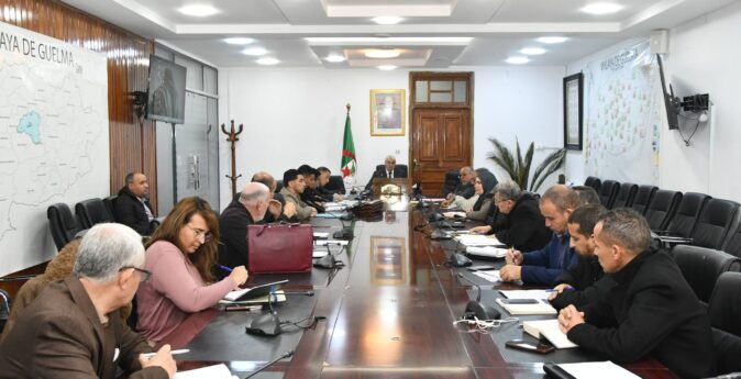 جلسة عمل خصصت لمتابعة تقدم أشغال مشاريع التهيئة الحضرية على مستوى كل من بلديتي الركنية وهيليوبوليس